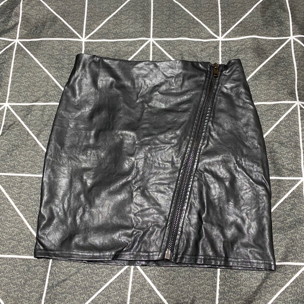 Parisian Collection Diagonal Zip Fauxleather Skirt